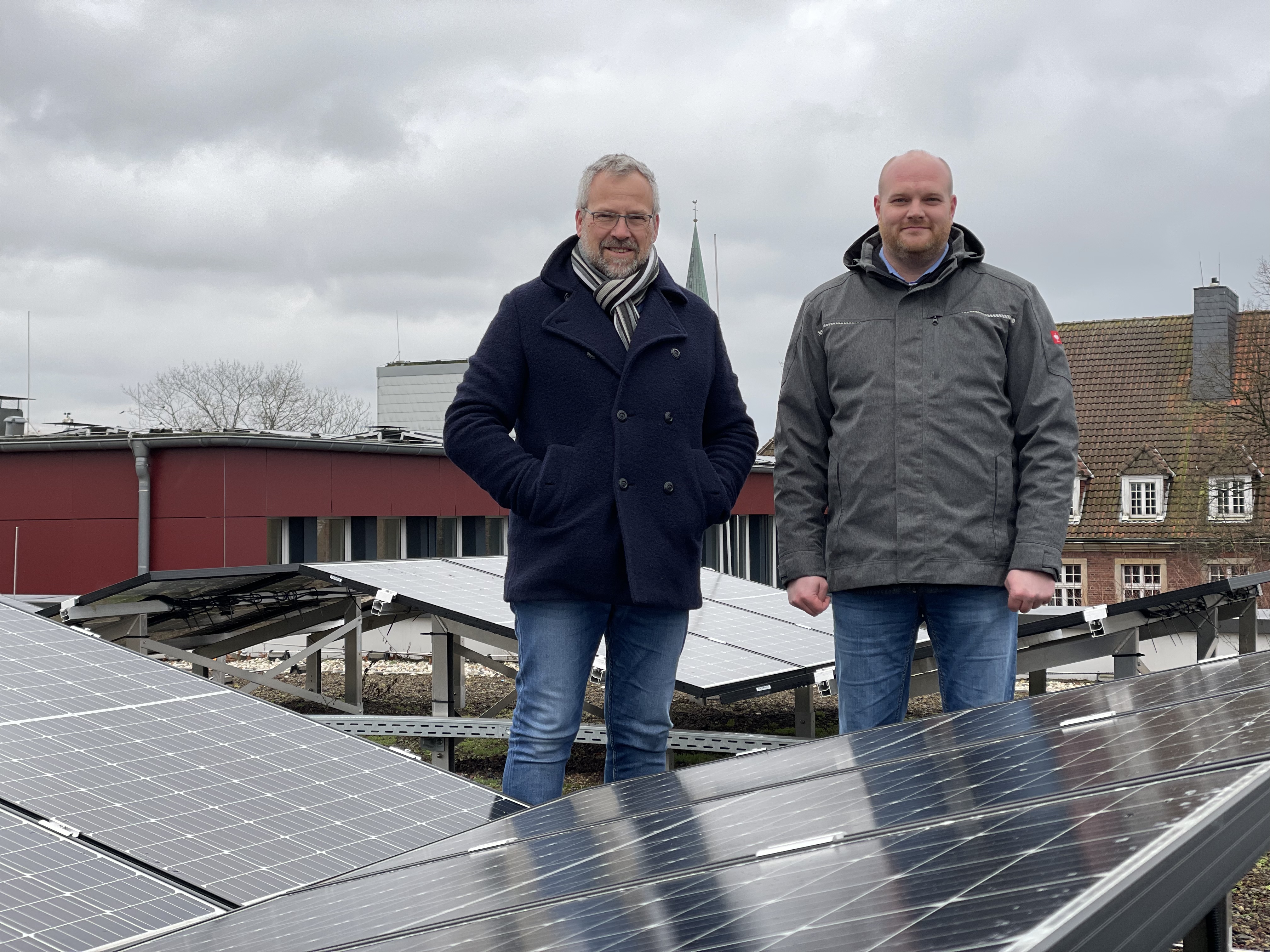 Markus Kaling (li.) und Christian Rademacher vom Fachbereich Hochbau der Stadt Borken koordinieren den Ausbau der Photovoltaik-Dachanlagen auf kommunalen Liegenschaften. Unter anderem auf den Dächern des Borkener Rathauses sind bereits PV-Anlagen zu finden. 