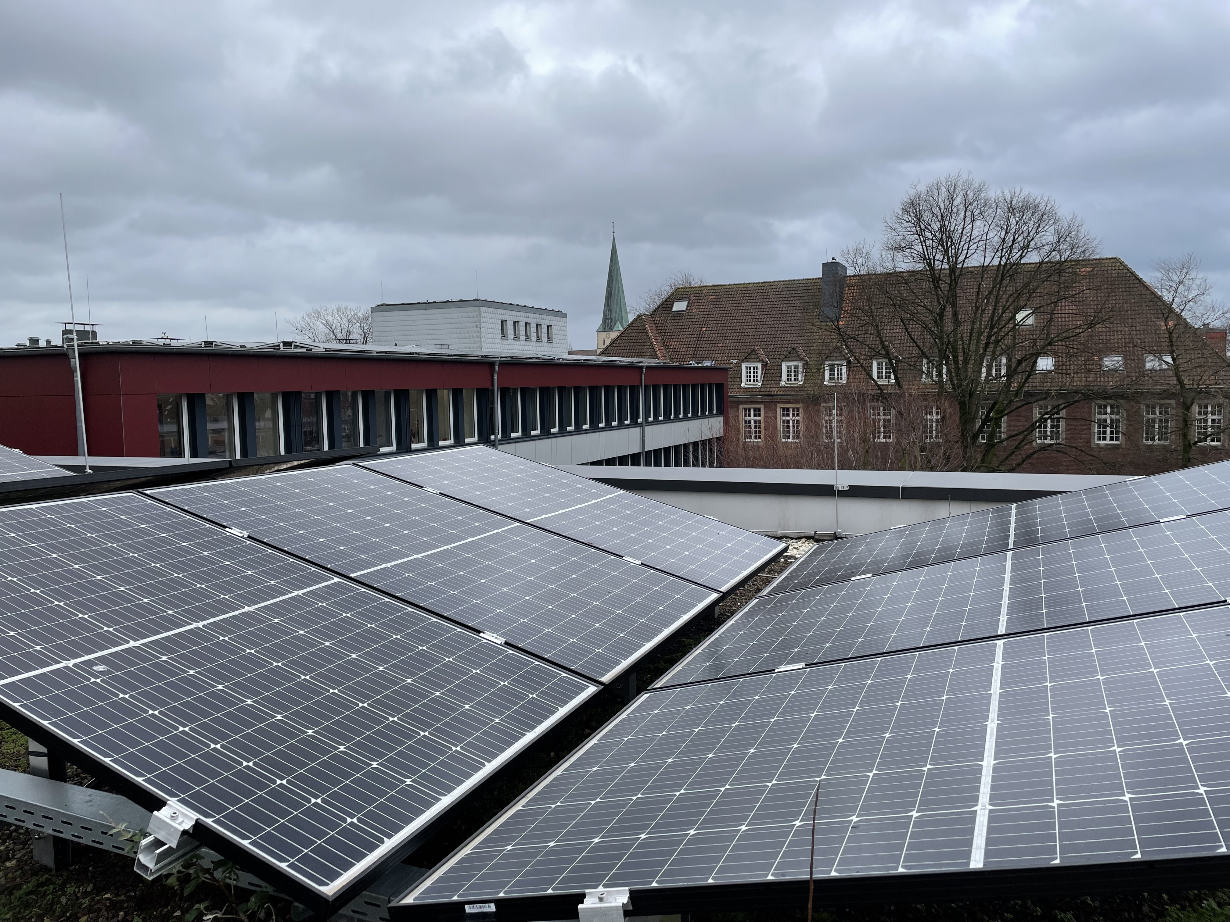 Insgesamt 27 Photovoltaik-Anlagen werden im Jahr 2023 auf städtischen Gebäuden installiert. 25 dieser Anlagen sind zu 90 Prozent vom Land Nordrhein-Westfalen gefördert.