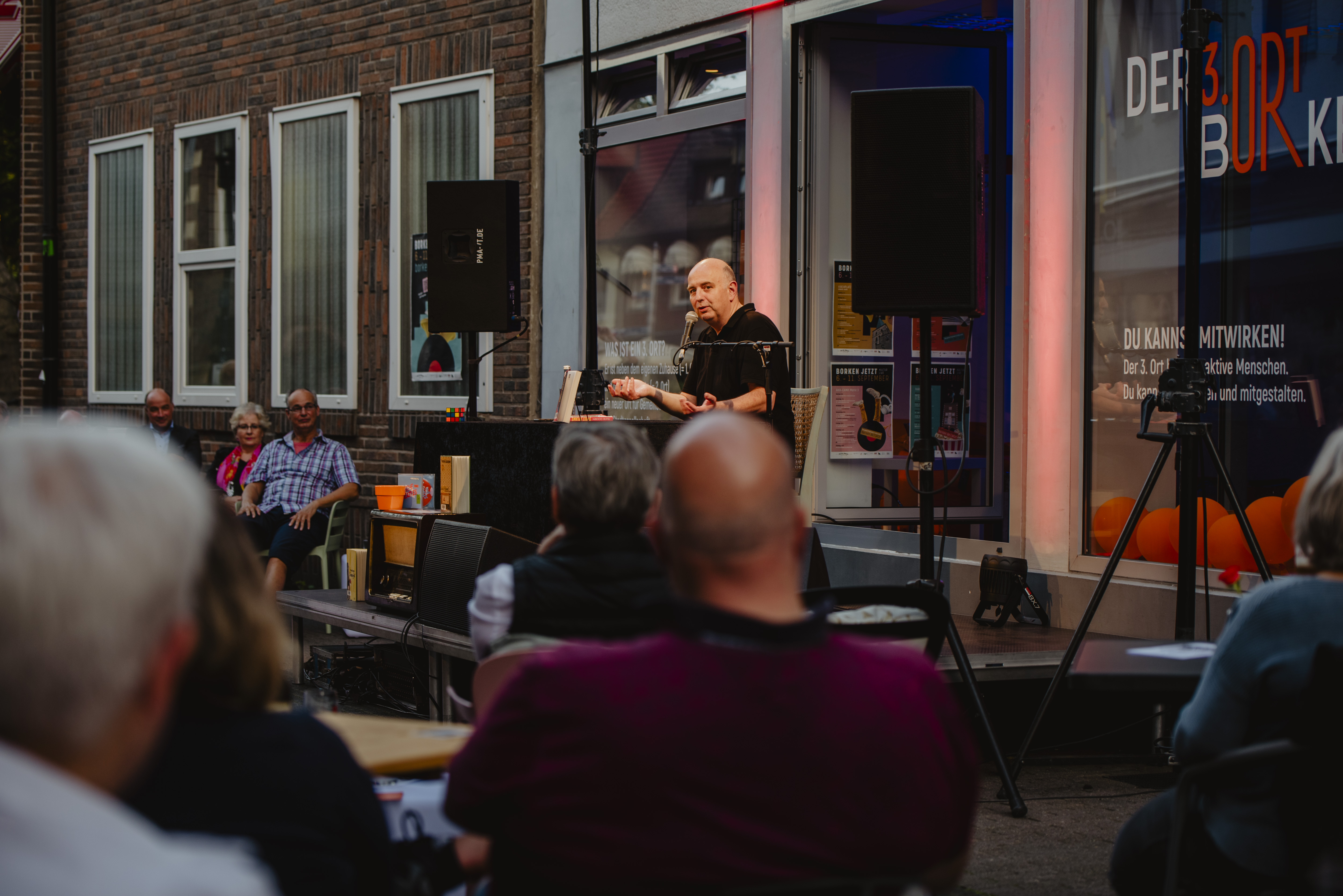 "Borken jetzt" 2021: Vor dem 3ECK fand eine Lesung von Frank Goosen statt. Der Autor las aus dem Buch „Rücksturz in die 80er“ und begeisterte zahlreiche Besucherinnen und Besucher.