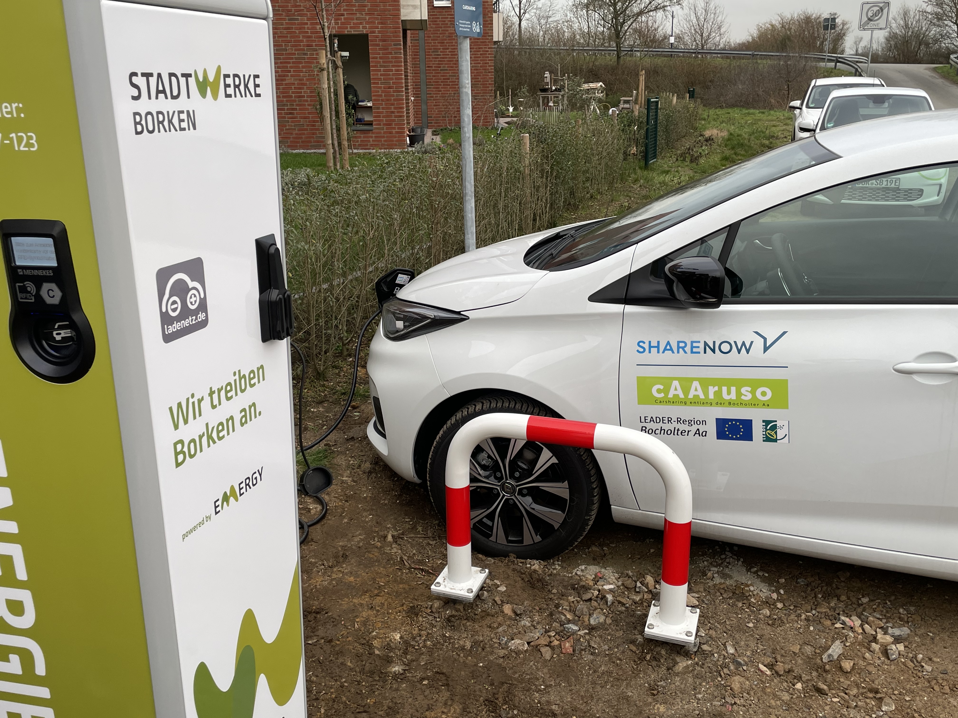 Zwei neue Elektro-Autos stehen den Teilnehmenden des Projektes „Nachbarschaftliches E-Carsharing in Wohngebieten“ zur Verfügung. So auchzwei E-Ladesäulen, die aber auch von weiteren Bürgerinnen und Bürgern genutzt werden können.