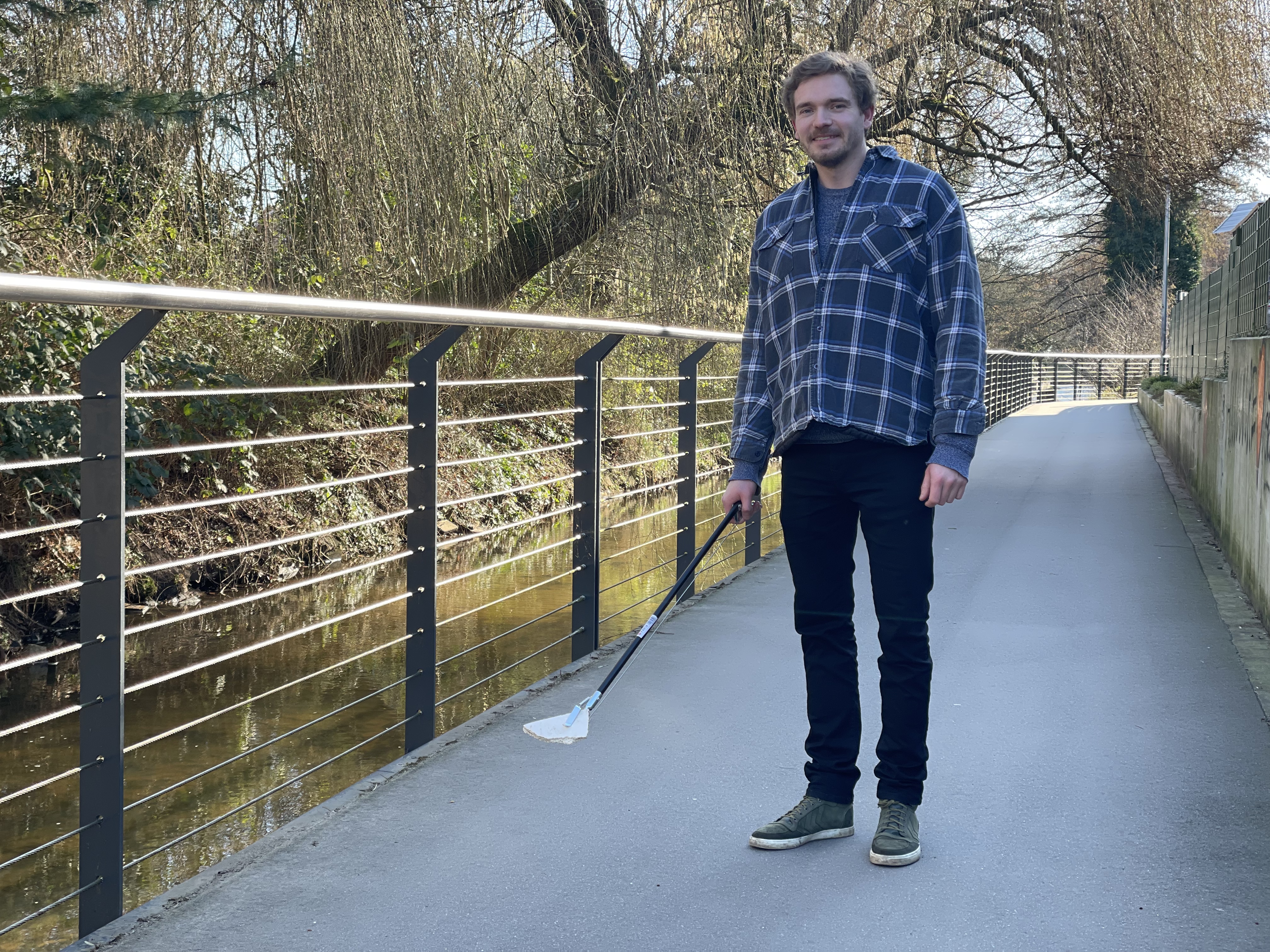 Mike Komnik von der Fachabteilung Klimaschutz und Nachhaltigkeit macht es vor: Unter anderem ausgestattet mit einem Müllpicker, den die Teilnehmenden zur Verfügung gestellt bekommen, wird das Borkener Stadtgebiet am 4. und 18.März 2023 bei der Aktion "Sauberes Borken" von Müll befreit.