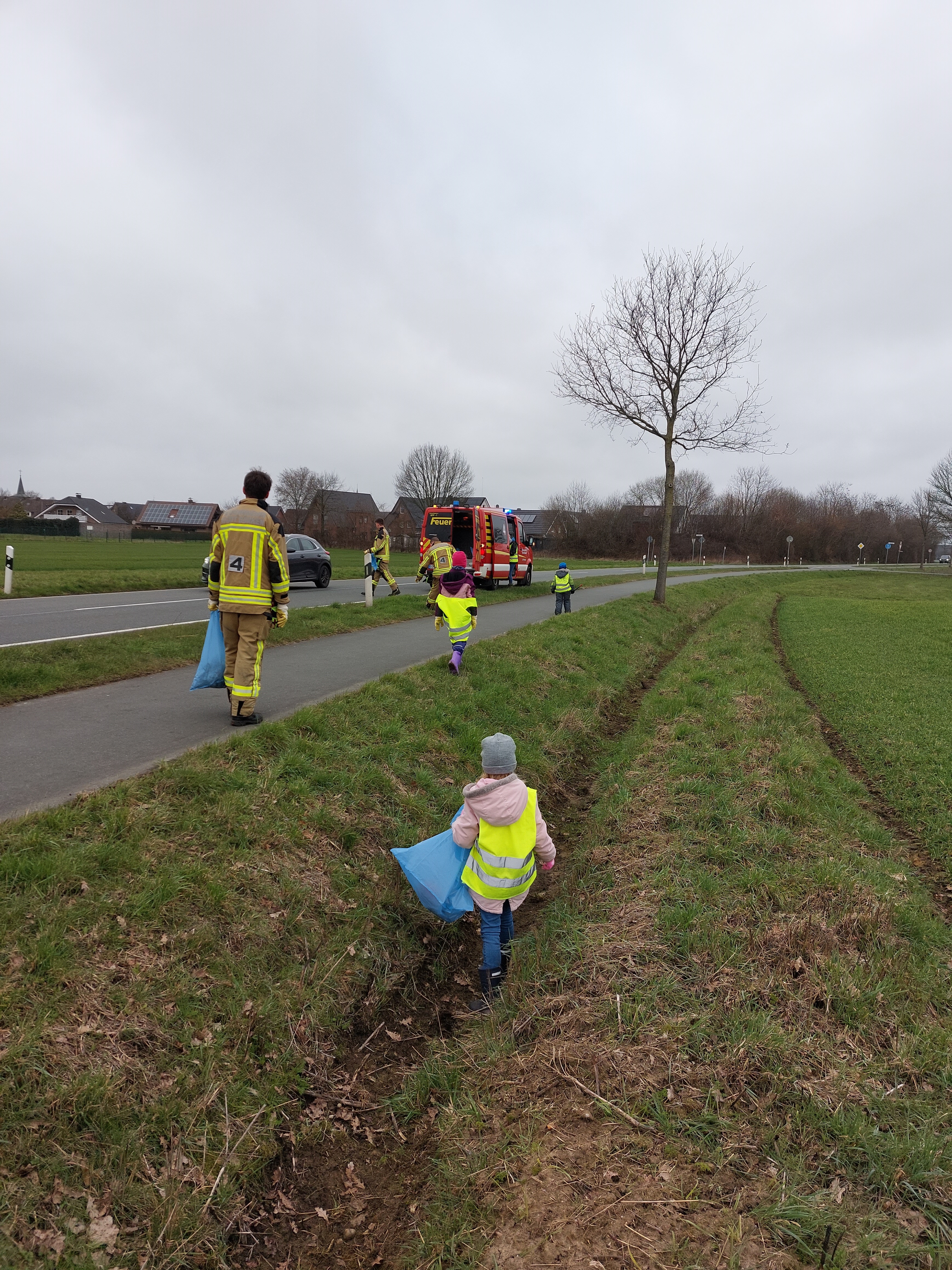 Zahlreiche kleine und große Helferinnen und Helfer haben am Samstag, 4. März 2023, das Stadtgebiet Borken von Müll befreit.