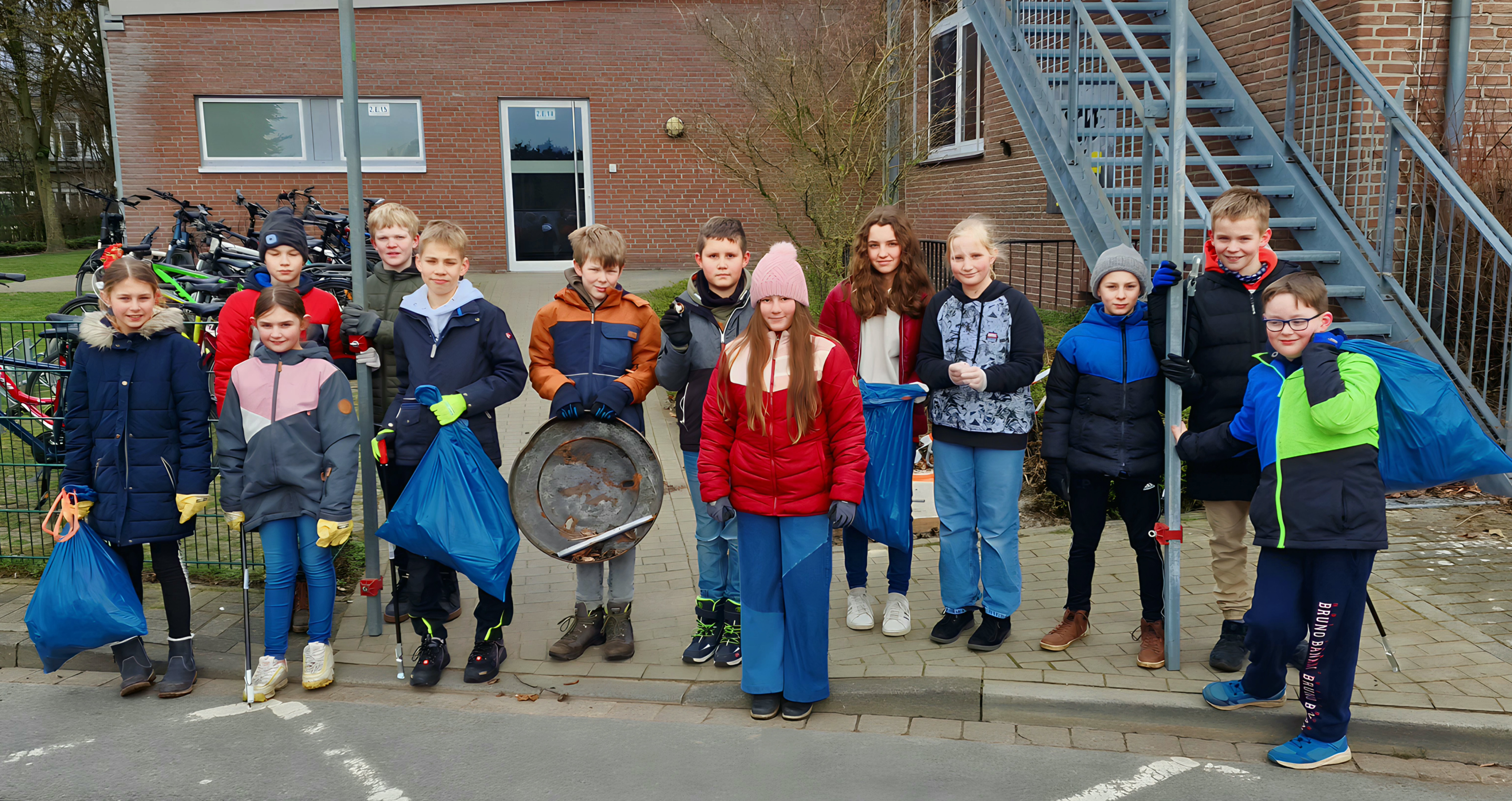 Am Freitag (3. März 2023) haben bereits viele Kindergartenkinder sowie Schüler und Schülerinnen am Aktionstag „Sauberes Borken der Kitas und Schulen“ teilgenommen, um die Stadt in den Gebieten um Kitas und Schulen von Müll zu befreien. Hier zu sehen: Schülerinnen und Schüler der Maria-Sibylla-Merian Realschule Weseke.