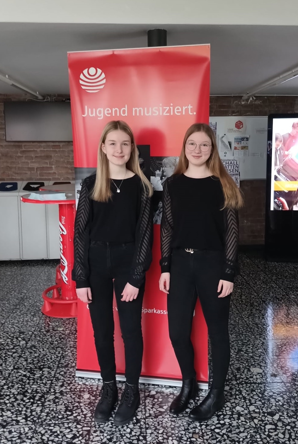 Erzielten mit dem zweiten Platz in ihrer Altersklasse einen hervorragenden zweiten Platz beim Landeswettbewerb „Jugend musiziert“ (v. li.): Helen Steinberg und Linn Maria Büssing-Lörcks.