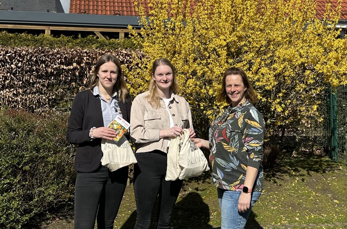 Kirsten Wewering (links) und Sophia Wansing (Mitte), beide Auszubildende der Stadt Borken, überreichten unter anderem Jutta Brinkhaus von der Kindertageseinrichtung St. Marien in Weseke die Gemüsebeutel aus fair gehandelter Baumwolle mit Saatguttütchen für die Kinder. 