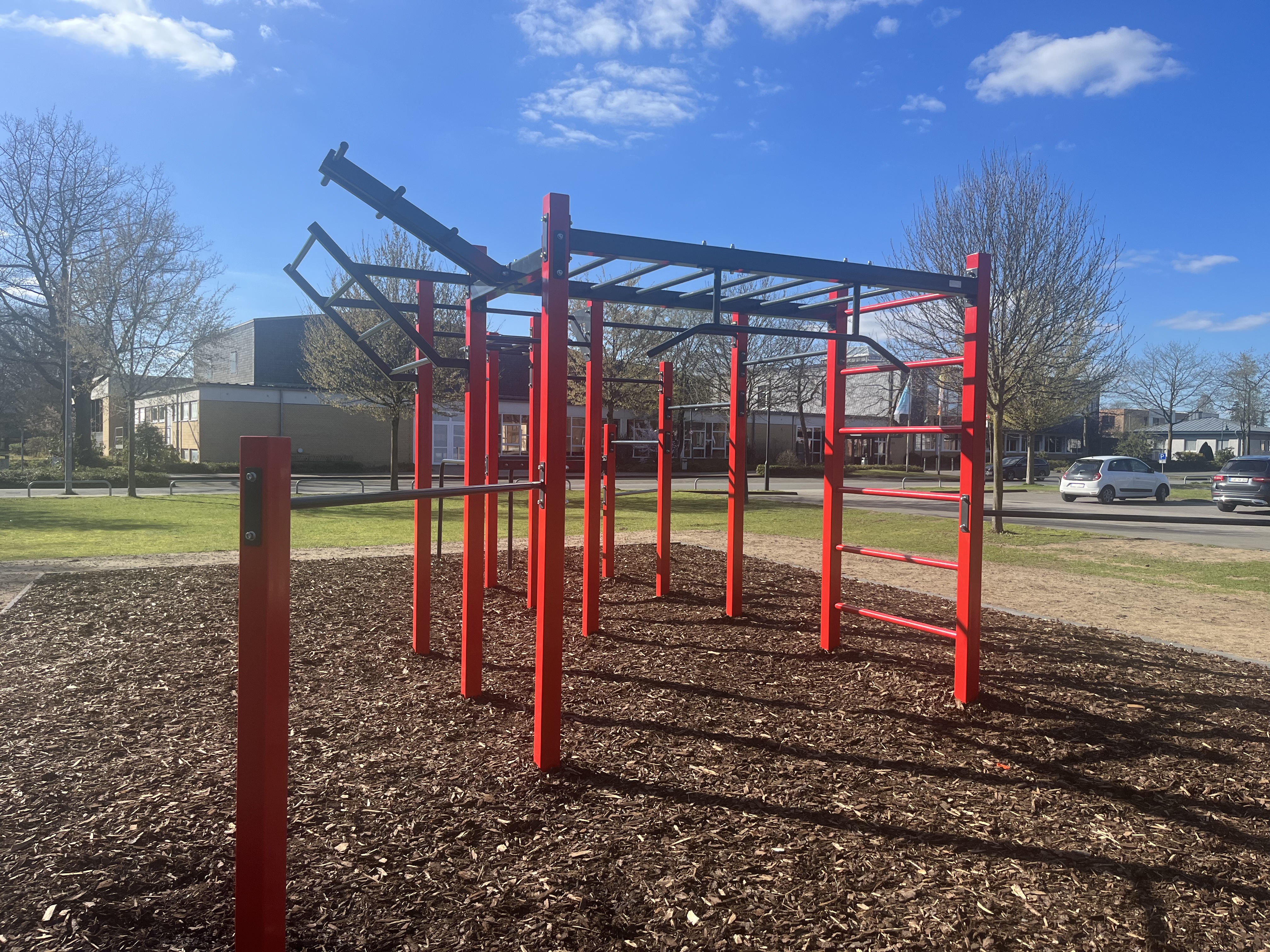 Die neuen Outdoor-Sportgeräte befindet sich an der Josefstraße zwischen Gymnasium Remigianum, Berufskolleg und Jugendhaus in Borken. 