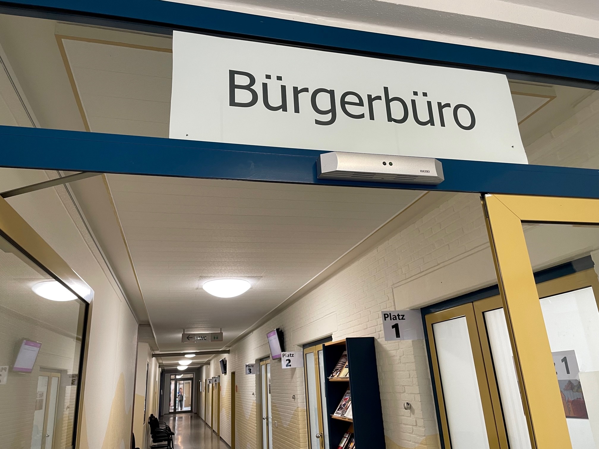 Das Bürgerbüro der Stadt Borken weist darauf hin, die Gültigkeit der Ausweisdokumente zu überprüfen und diese gegebenenfalls rechtzeitig zu beantragen. Denn ganz so lange ist es bis zu den Sommerferien und damit bis zur Reisezeit auch nicht mehr.