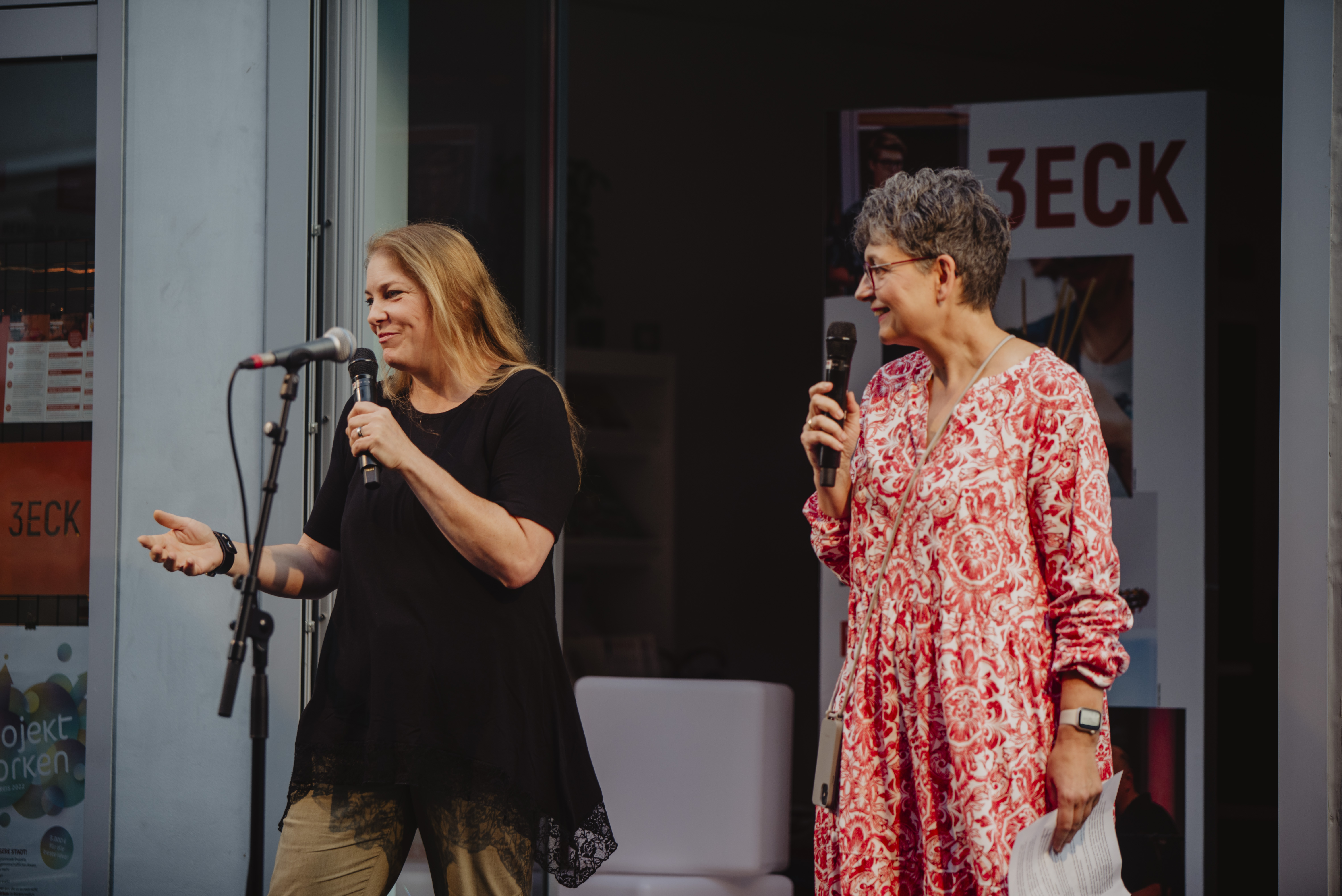 Moderatorinnen Claudia Kociucki (l.) und Claudia Wiemer (r.)