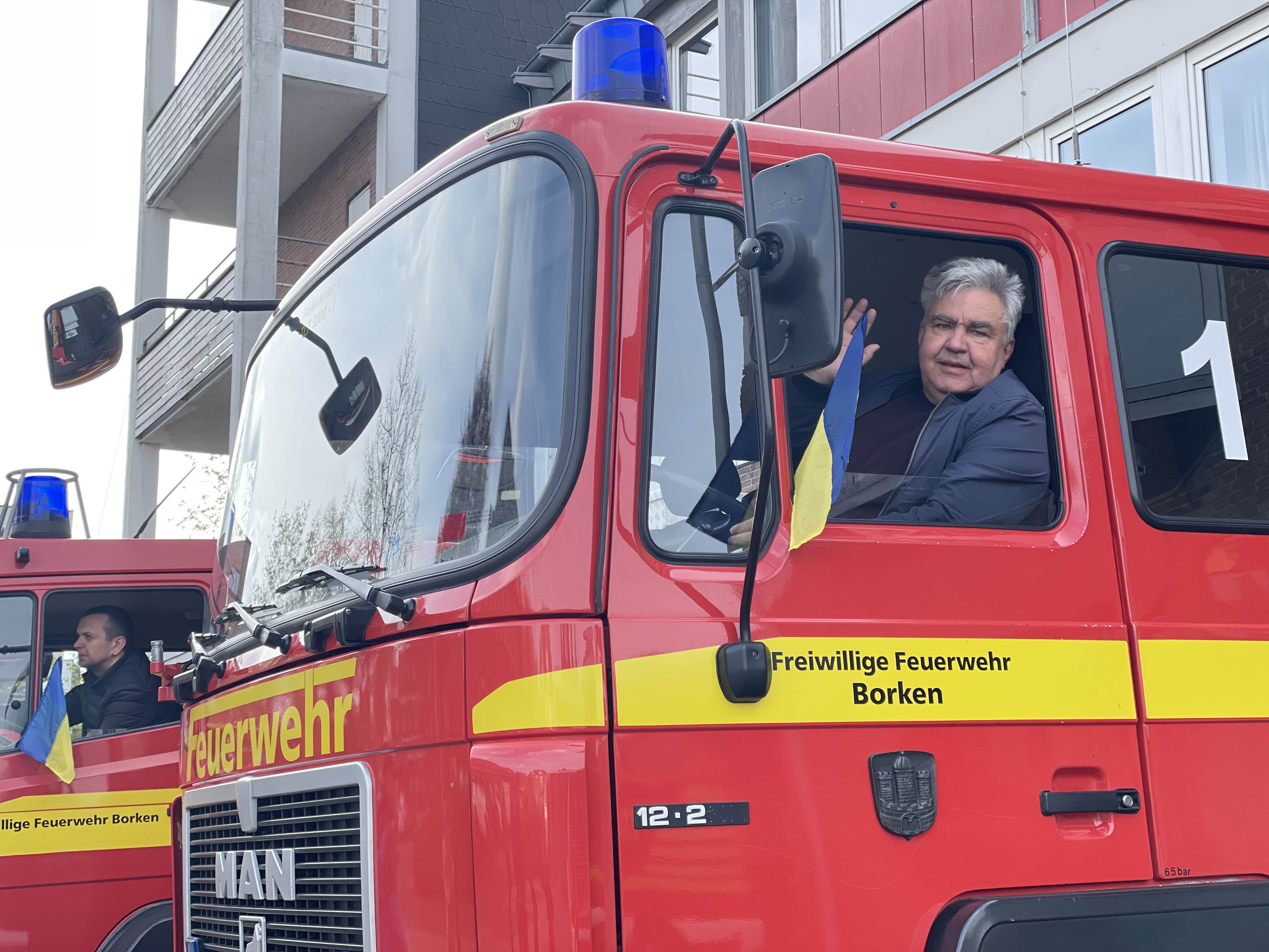 Myron Shulyk (vorne) und Volodymyr Palenyk (hinten) machten sich gemeinsam mit Lyobomyr Palenha, der bereits zuvor an Hilfsaktionen der Initiative "Borken hilft der Ukraine" beteiligt war, am Donnerstagmorgen auf den Weg in die West-Ukraine. Dort sollen die zwei außer Dienst gestellten Fahrzeuge der Freiwilligen Feuerwehr Borken bald zum Einsatz kommen.