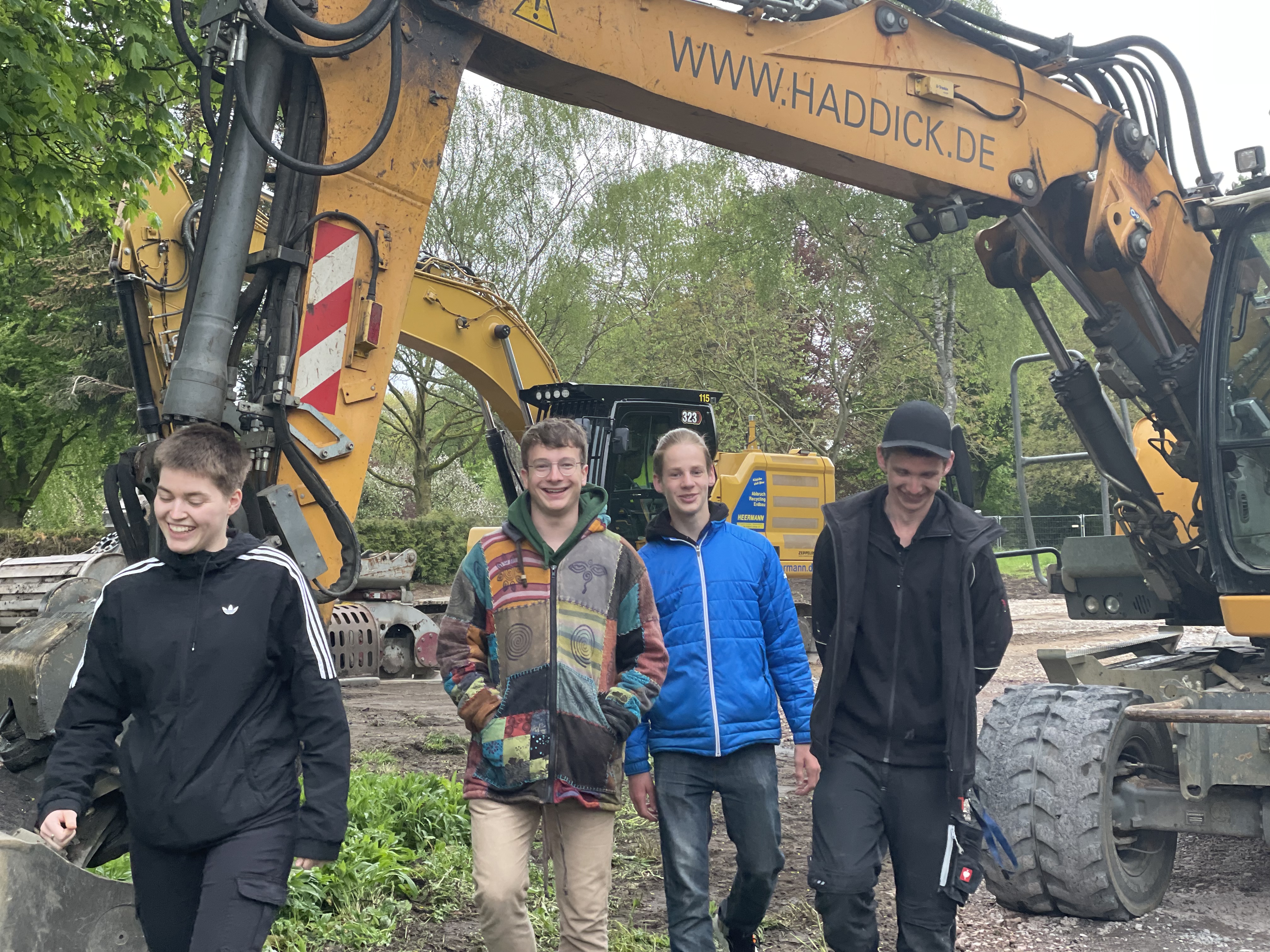 Gemeinsam mit einer Gruppe junger Erwachsener hat die Stadt Borken den Übungs- und Technikparcours geplant. Magalie Jahn, Yunis Dzengel, Ole Dieckmann und Kevin Schied (v. li.) waren jetzt als Vertreterinnen und Vertreter der Planungsgruppe zur ersten "Baubesichtigung" vor Ort.