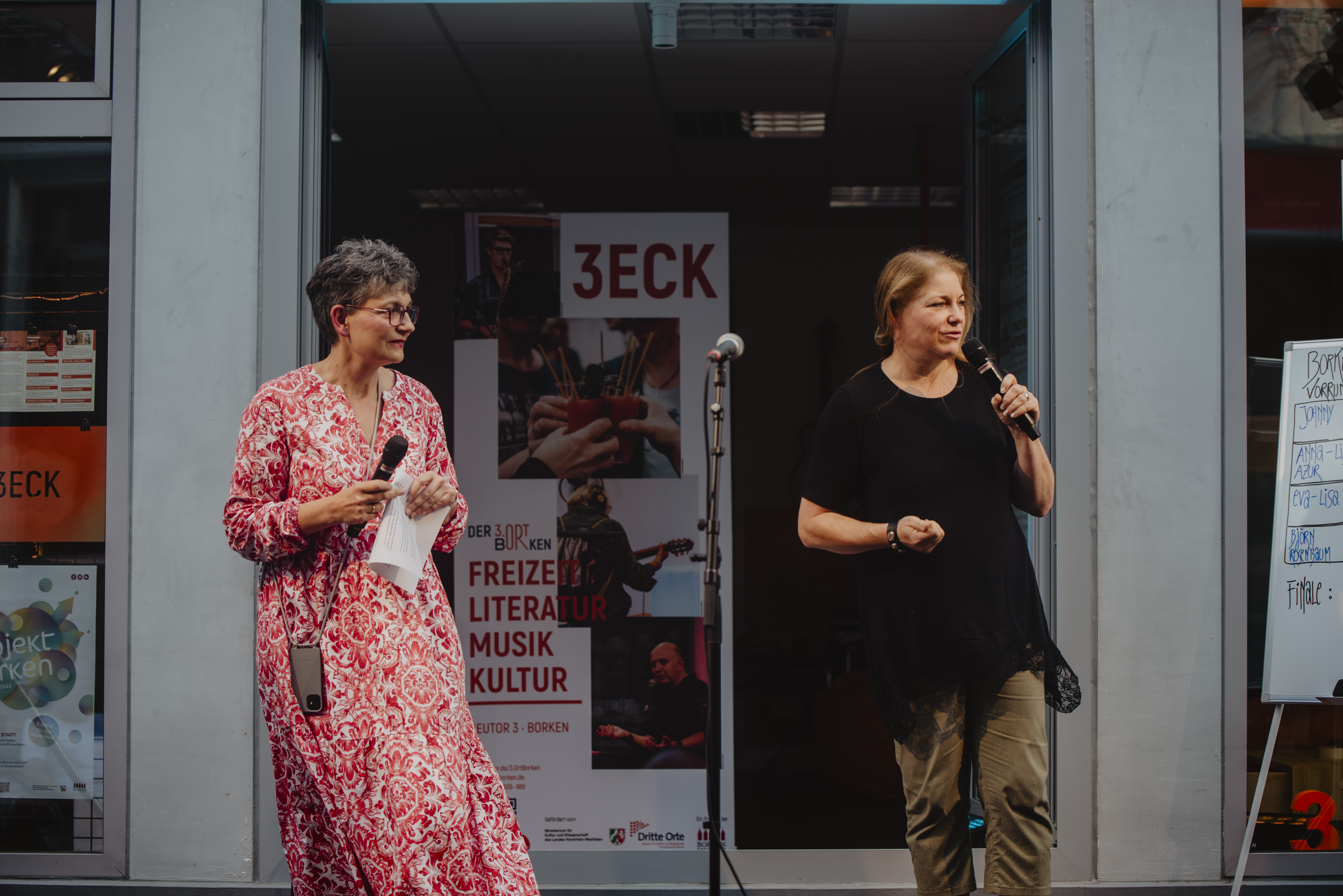 Moderatorinnen Claudia Wiemer (l.) und Claudia Kociucki (r.)