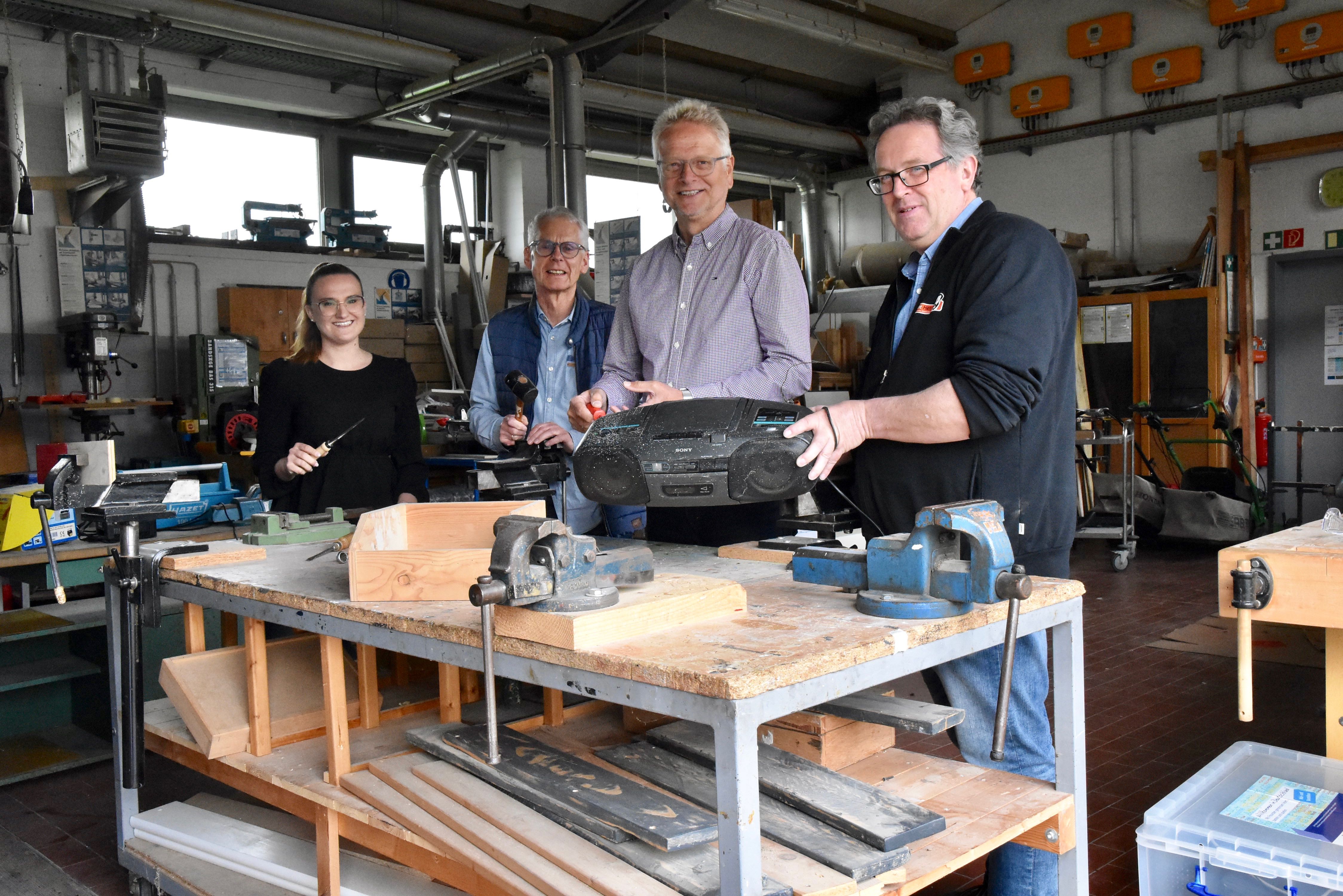 Idealer Standort zum Reparieren: die Werkstatt am Rotkreuz-Zentrum, Röntgenstraße 6 in Borken. Café und Kuchen gibt es dazu nebenan im inklusiv betriebenen DRK-Café Henry. Bei der Reparatur-Demo auf dem Foto von links: Sabina Pohla (Rotes Kreuz), Hans Zaksek, Peter Gronotte (beide Freiwilligenagentur Borken) sowie Hans Jürgen Tekampe (Café Henry).