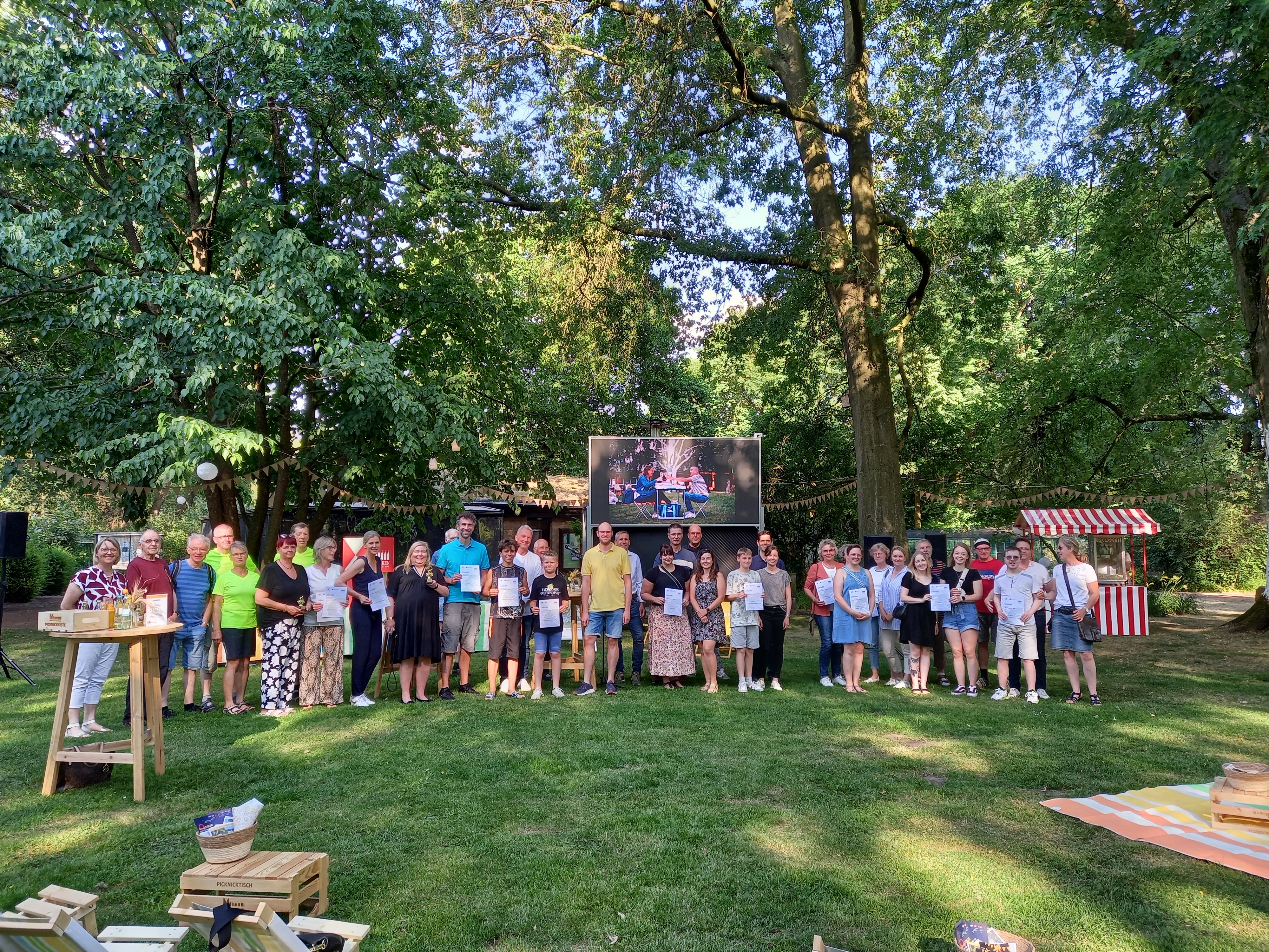 Im Stadtpark prämierte Borkens stellvertretender Bürgermeister Jürgen Fellerhoff die Gewinnerinnen und Gewinner der diesjährigen Aktion STADTRADELN.