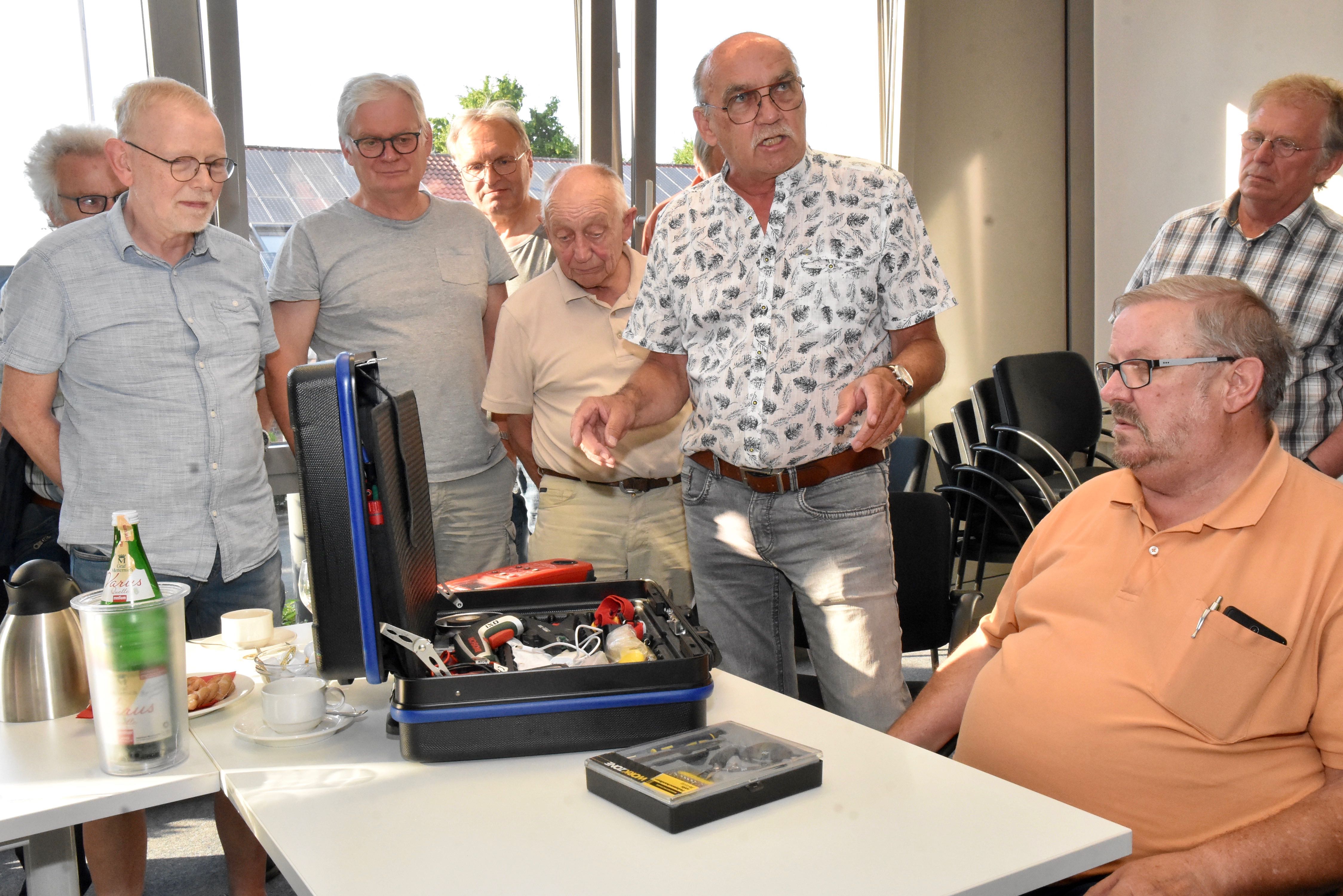 Blick in einen Werkzeugkoffer: Friedrich Kersting (rechts) und Klaus Heim zeigen Freiwilligen beim ersten Treffen im Rotkreuz-Zentrum einen (kleinen) Teil ihrer Ausstattung.