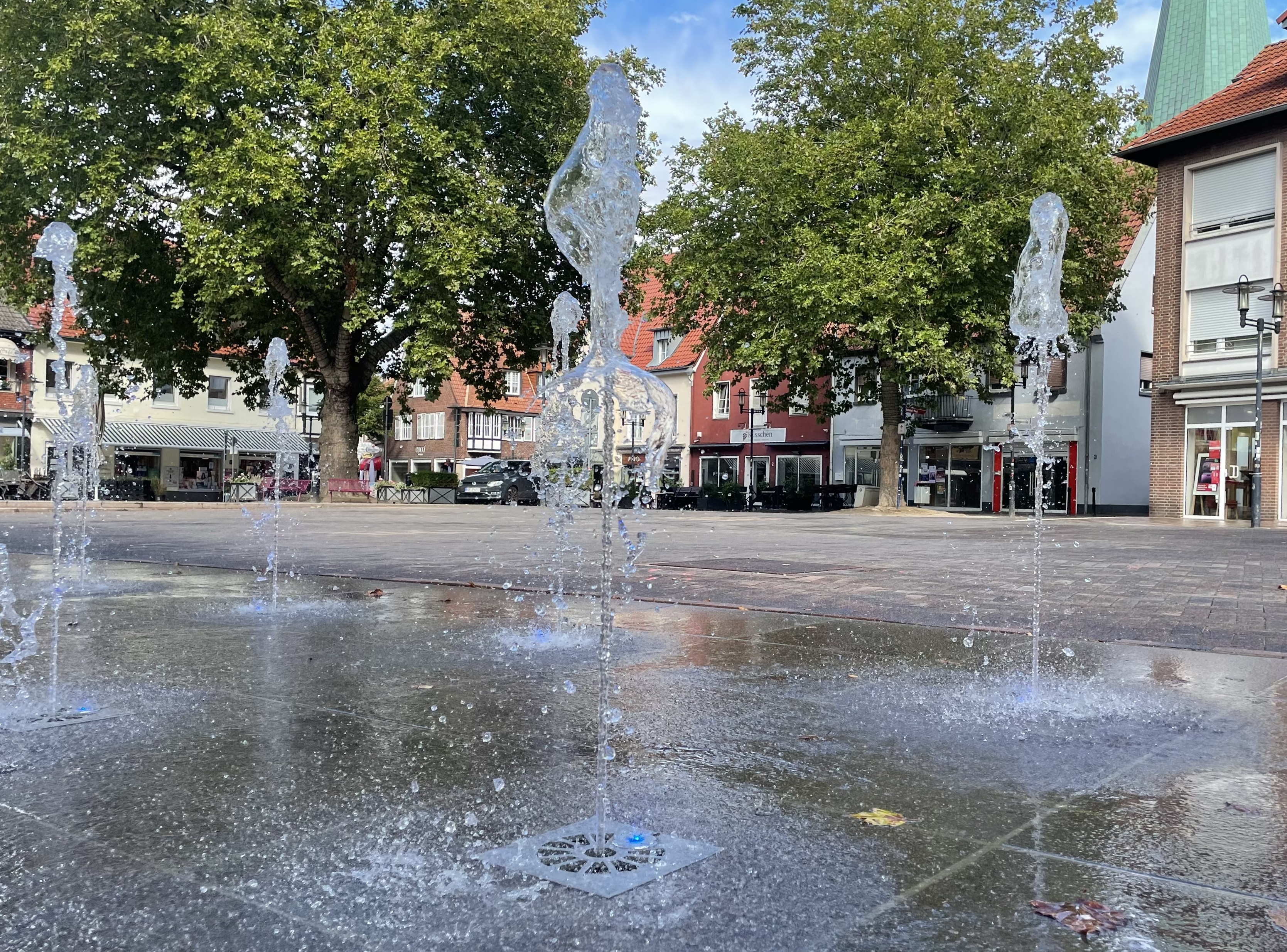 Borken freut sich auf die Gastromeile in den Sommerferien. Damit die Nutzung der Außengastronomiefläche in der Innenstadt möglich ist, wird die Marktumfahrung ab Donnerstag, 22. Juni 2023, bis zum Ende der Sommerferien durch den bereits installierten versenkbaren Poller gesperrt.