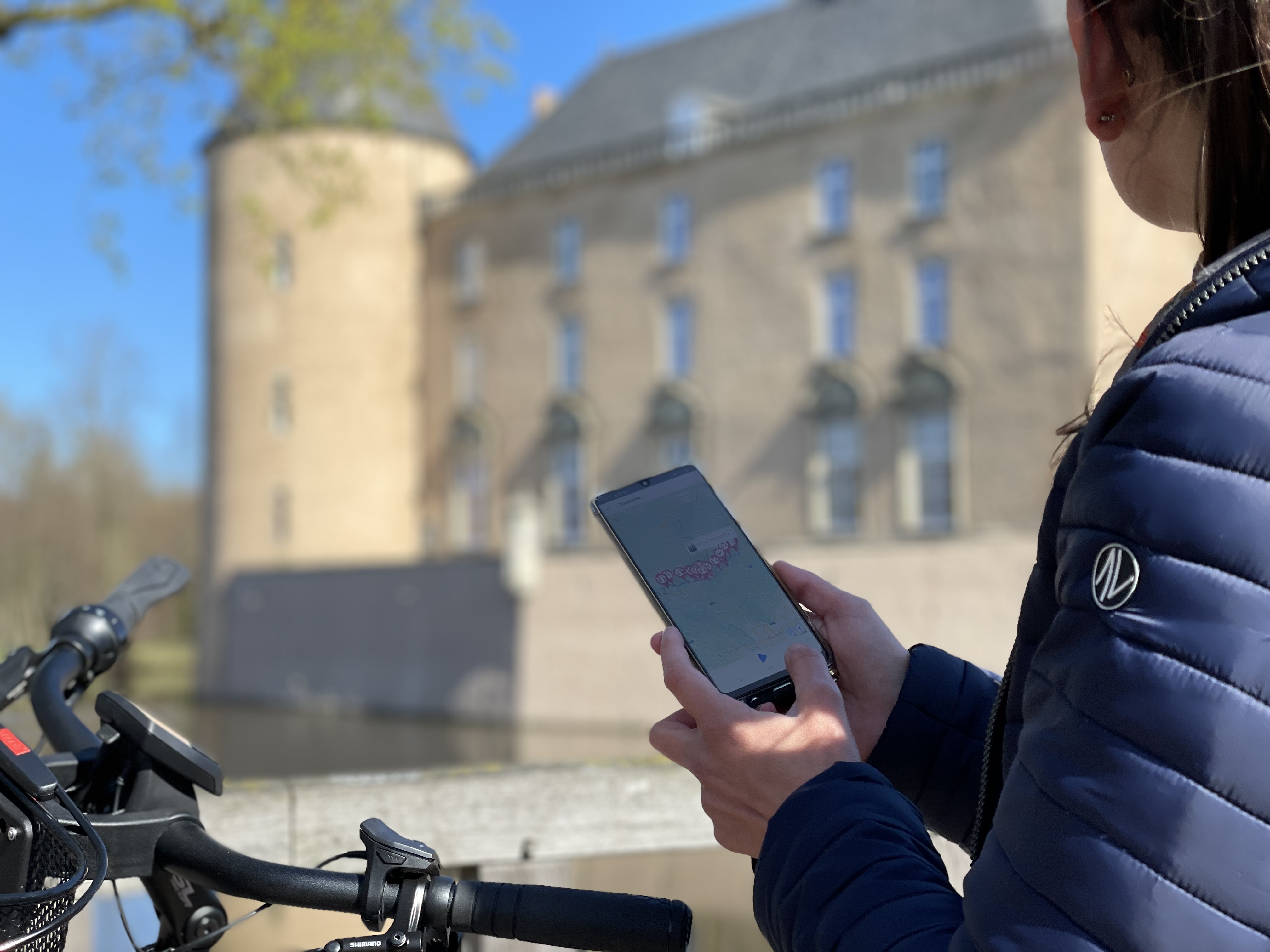 Insgesamt 40 „Lauschpunkte“ warten entlang des Radwegs „Bocholter Aa“ auf Besucherinnen und Besucher. Über die App können an diesen Stellen automatisch O-Tönen mit interessanten Informationen von Gästeführerinnen und Gästeführern, Landschaftsführenden und weiteren Expertinnen und Experten abgespielt werden.