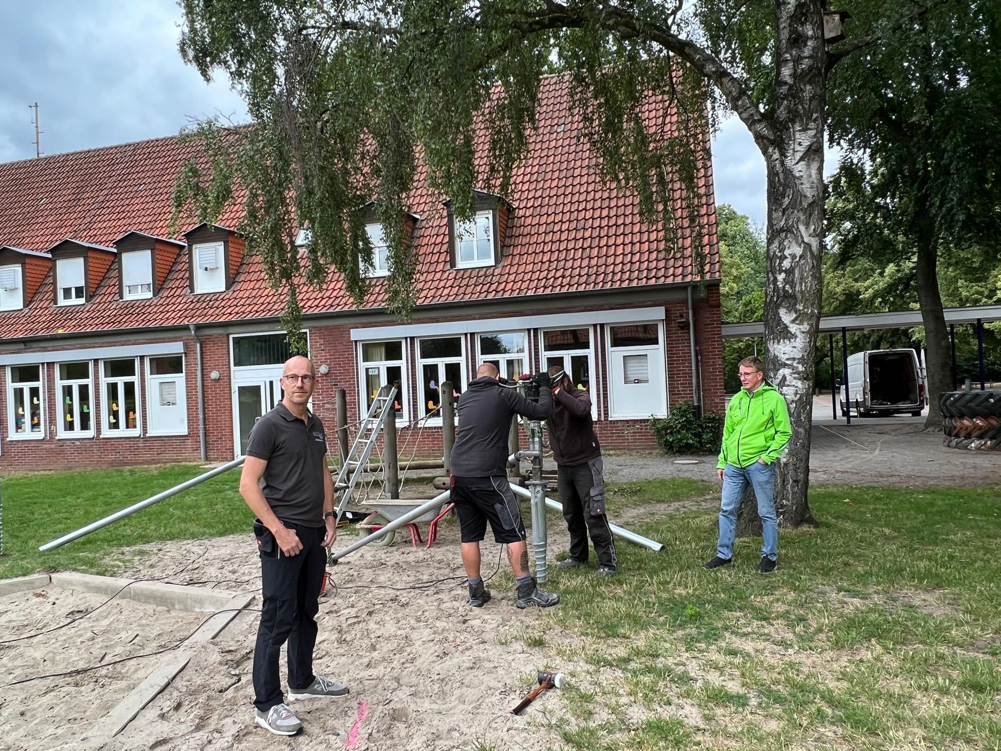 Die Cordula Grundschule Gemen bekommt ein neues Sonnensegel. Alle Vorkehrungen werden in den Sommerferien getroffen. 