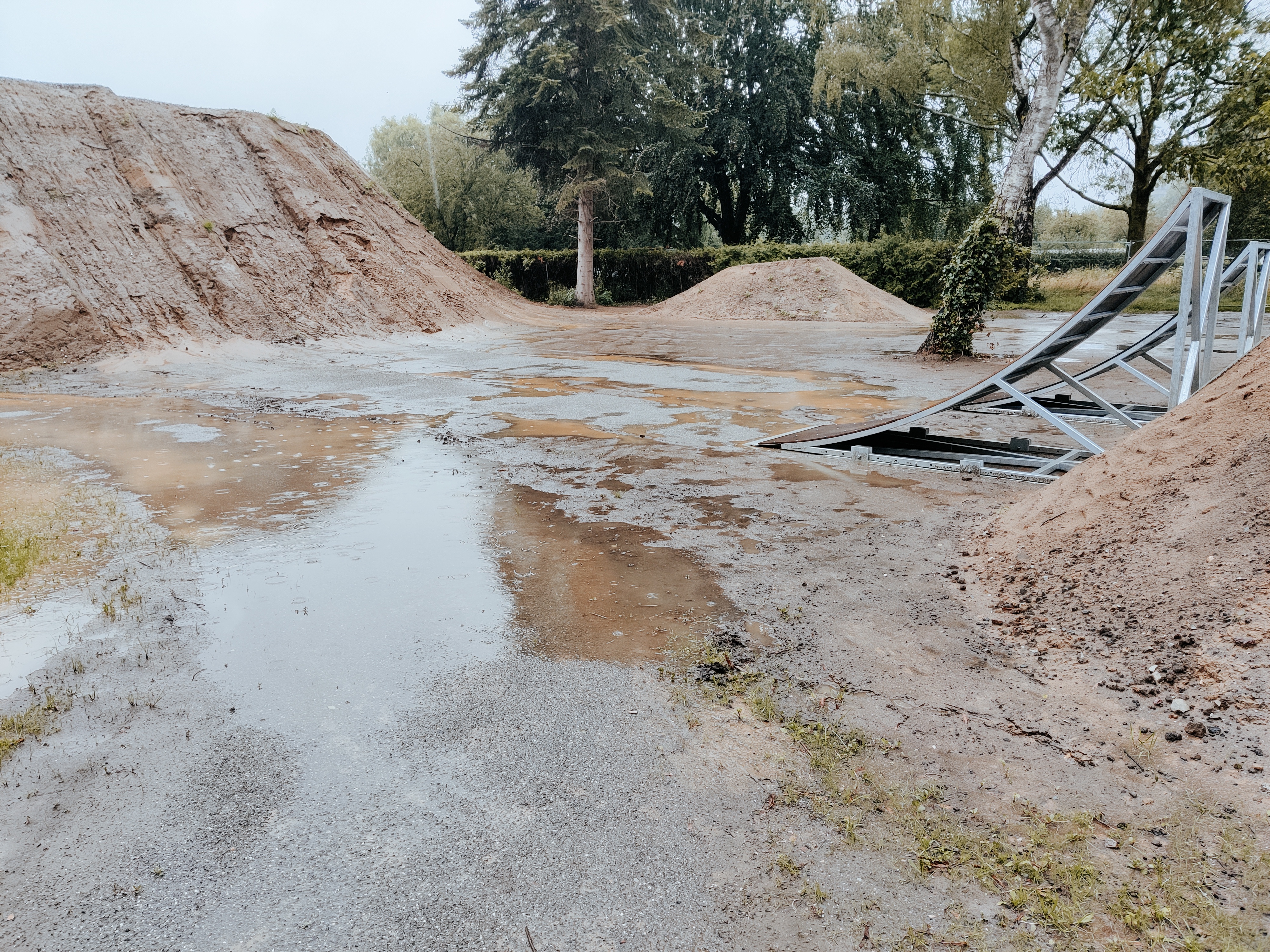 Die aktuelle Lage auf dem neuen Dirtpark in Borken lädt zur Zeit leider nicht zum Biken auf der 450 Meter langen Strecke ein.