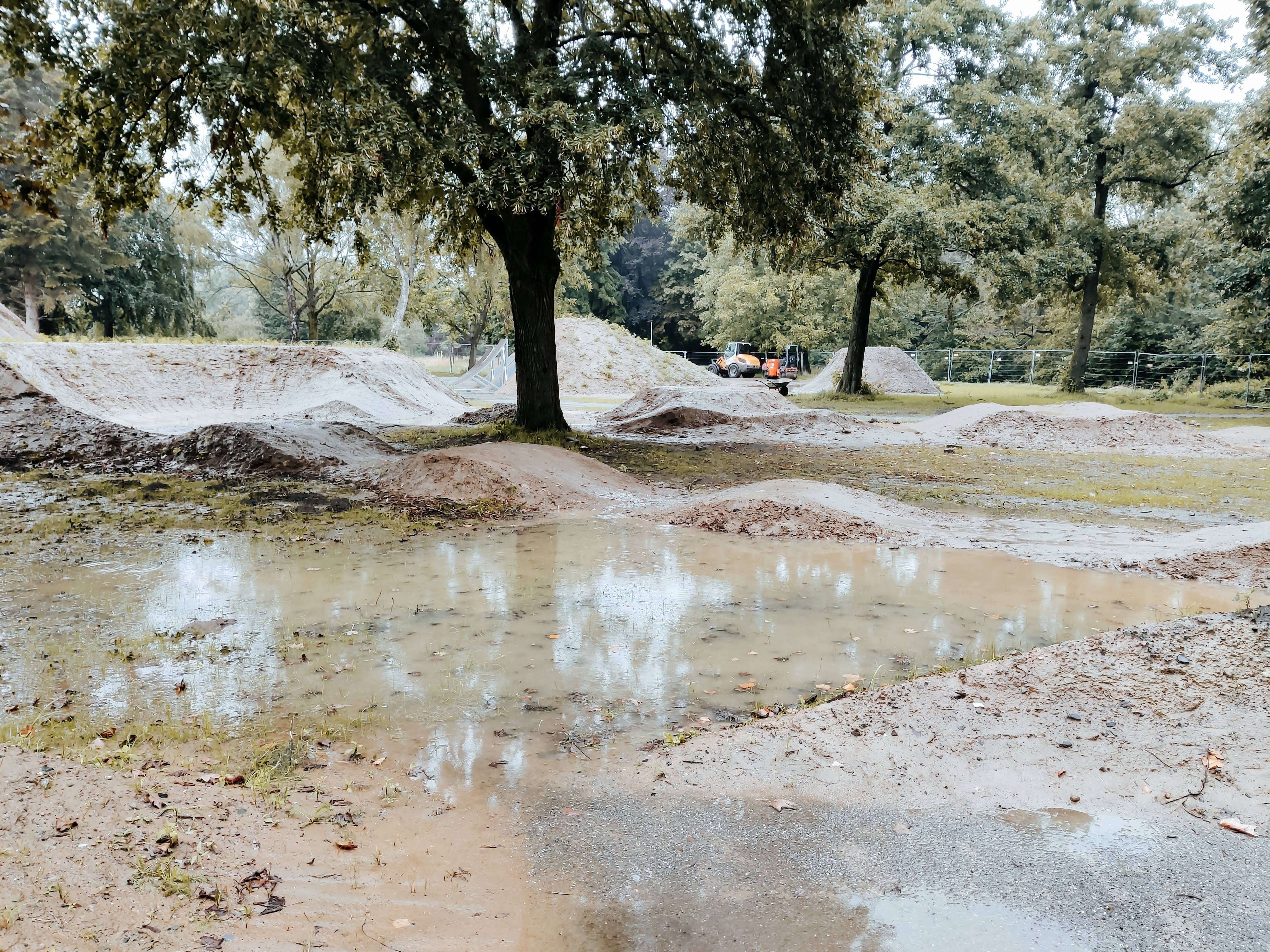 Aufgrund der aktuellen Witterung muss die Eröffnung des Dirtparks im Borkener Stadtpark leider verschoben werden. Dies bedauert die Stadt Borken sehr. Die Sicherheit beim Nutzen der Sprünge, Kurven und der anderen technisch anspruchsvollen Elemente steht aber natürlich im Vordergrund.