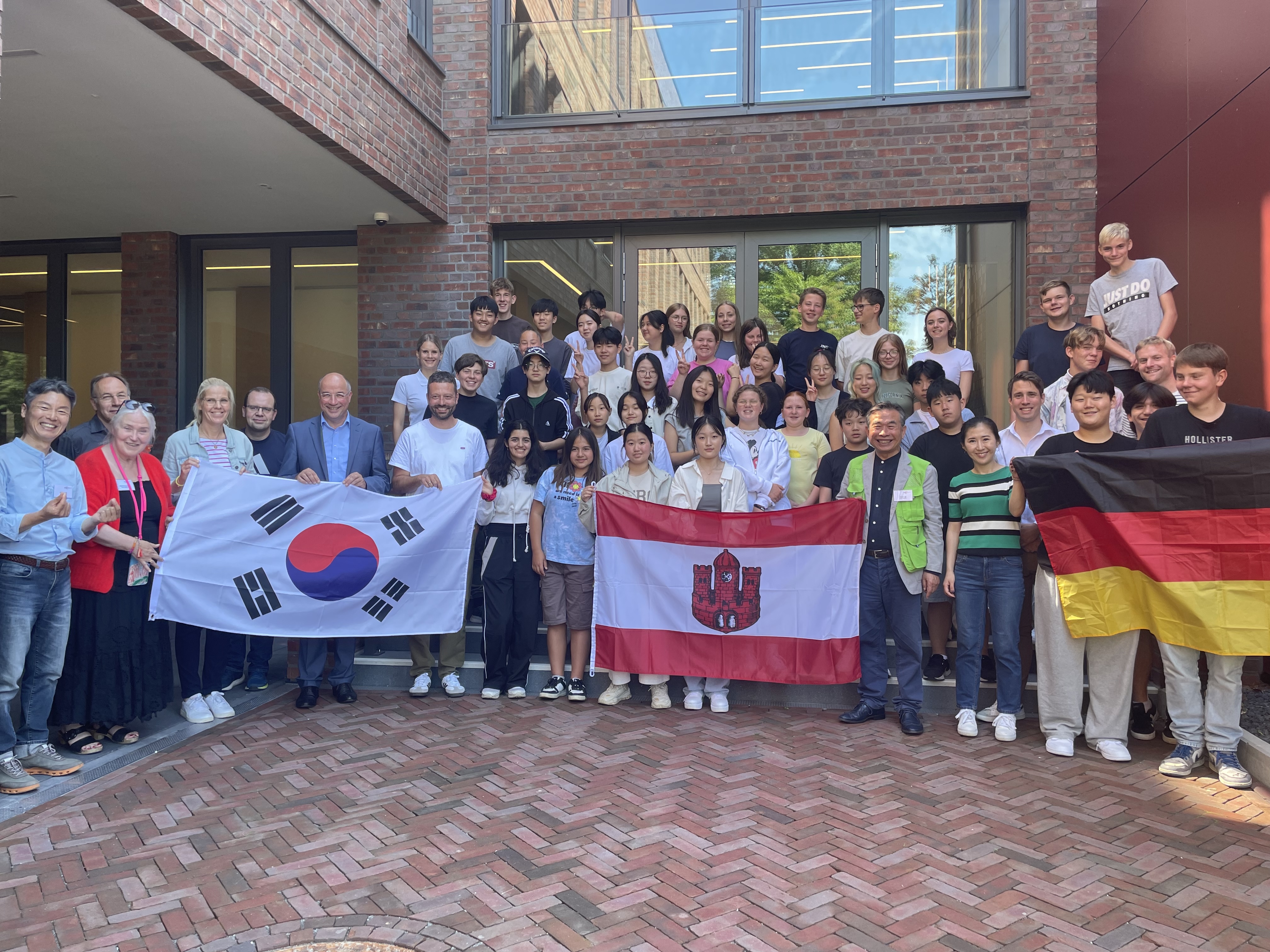 Am Freitag, 11. August 2023, besuchten Schülerinnen und Schüler der Jodocus Nünning Gesamtschule gemeinsam mit ihren Gästen aus Südkorea das Borkener Rathaus. Borkens Erster Beigeordneter und Kämmerer Norbert Nießing sowie Dr. Norbert Fasse und Thomas Hacker vom Stadtarchiv begrüßten die 40 Schülerinnen und Schüler, Lehrkräfte, JNG-Schulleiter Carsten Kühn und Internatsgründer Mister Godowon.