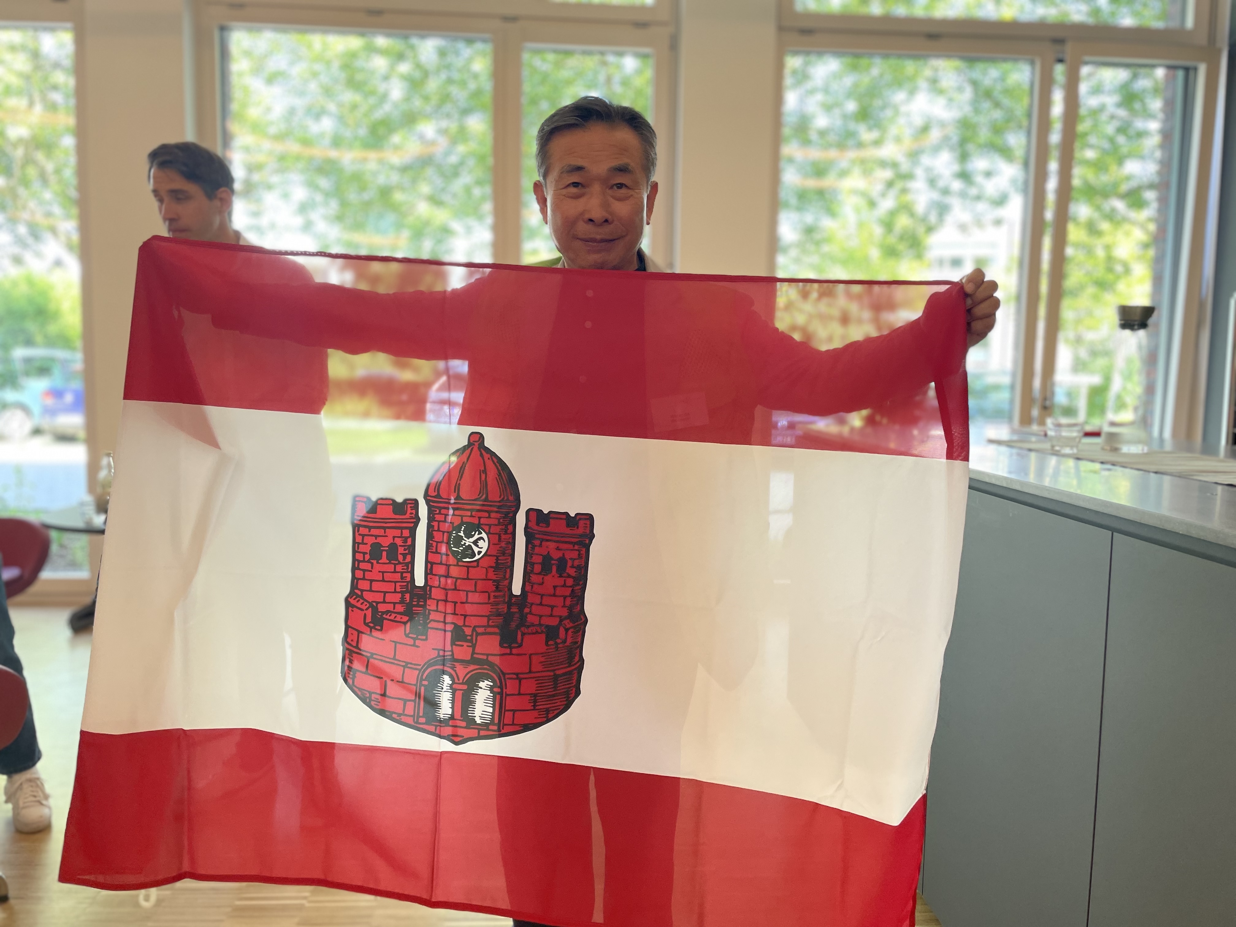 Die jungen Besucherinnen und Besucher erhielten gefüllte Stadt-Borken-Tasche als Andenken. Internatsgründer Godowon bekam eine Fahne mit dem Wappen der Stadt Borken.