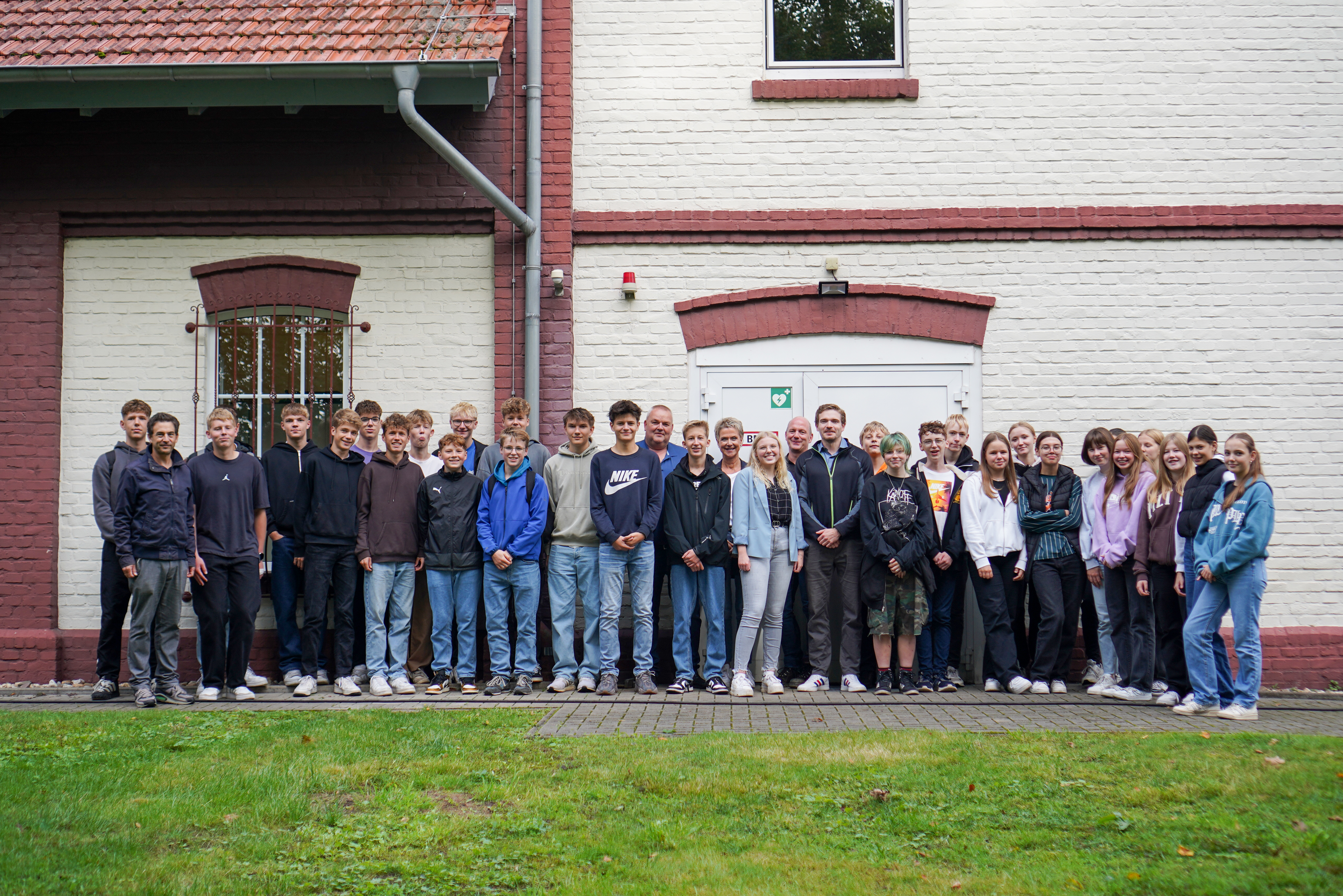 Schülerinnen und Schüler der zehnten Klasse des Gymnasiums Remigianum haben jetzt im Rahmen des Biologieunterrichts und während der kreisweiten Klimawochen das Wasserwerk im Gebiet "Im Trier" in Borken, das die Stadtwerke Borken betreiben, besichtigt.