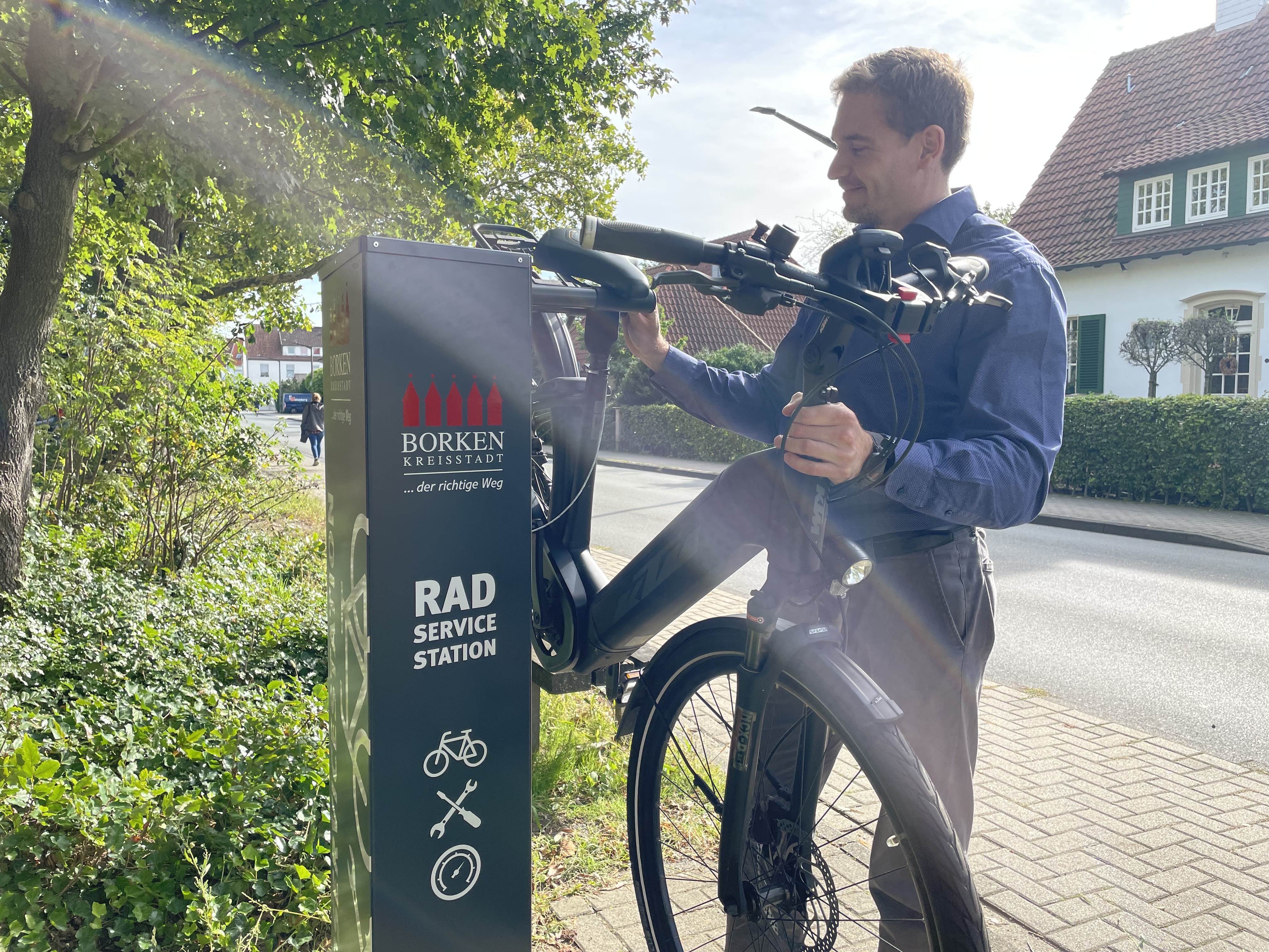 Flicken, reparieren oder einfach Luft aufpumpen: Die neuen Radservice-Stationen bieten Fahrradfahrenden viele Möglichkeiten den Fahrkomfort zu erhöhen.