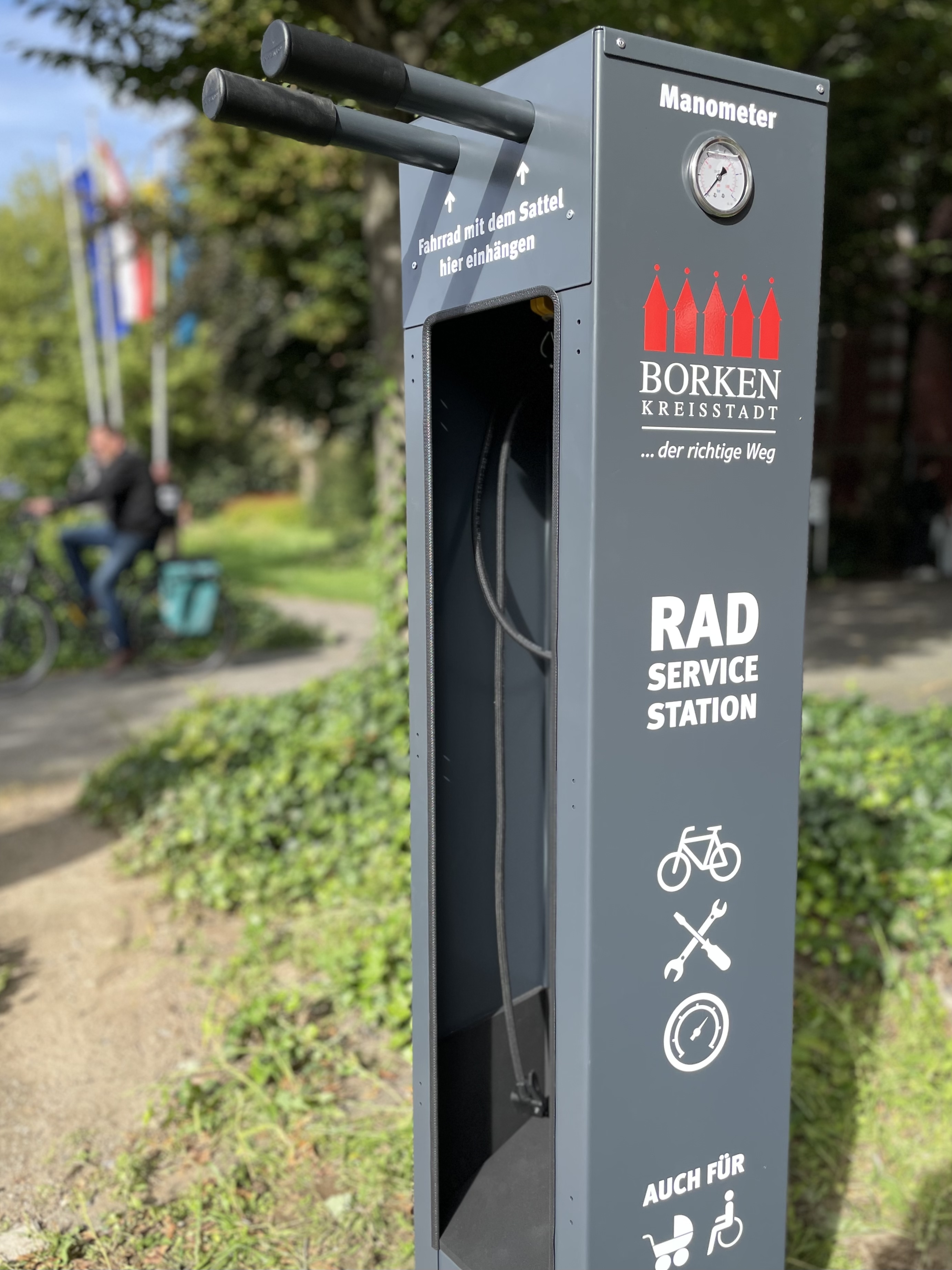 Insgesamt sechs Radservice-Stationen, wie diese am Borkener Rathaus, sind nun im Stadtgebiet Borken zu finden.