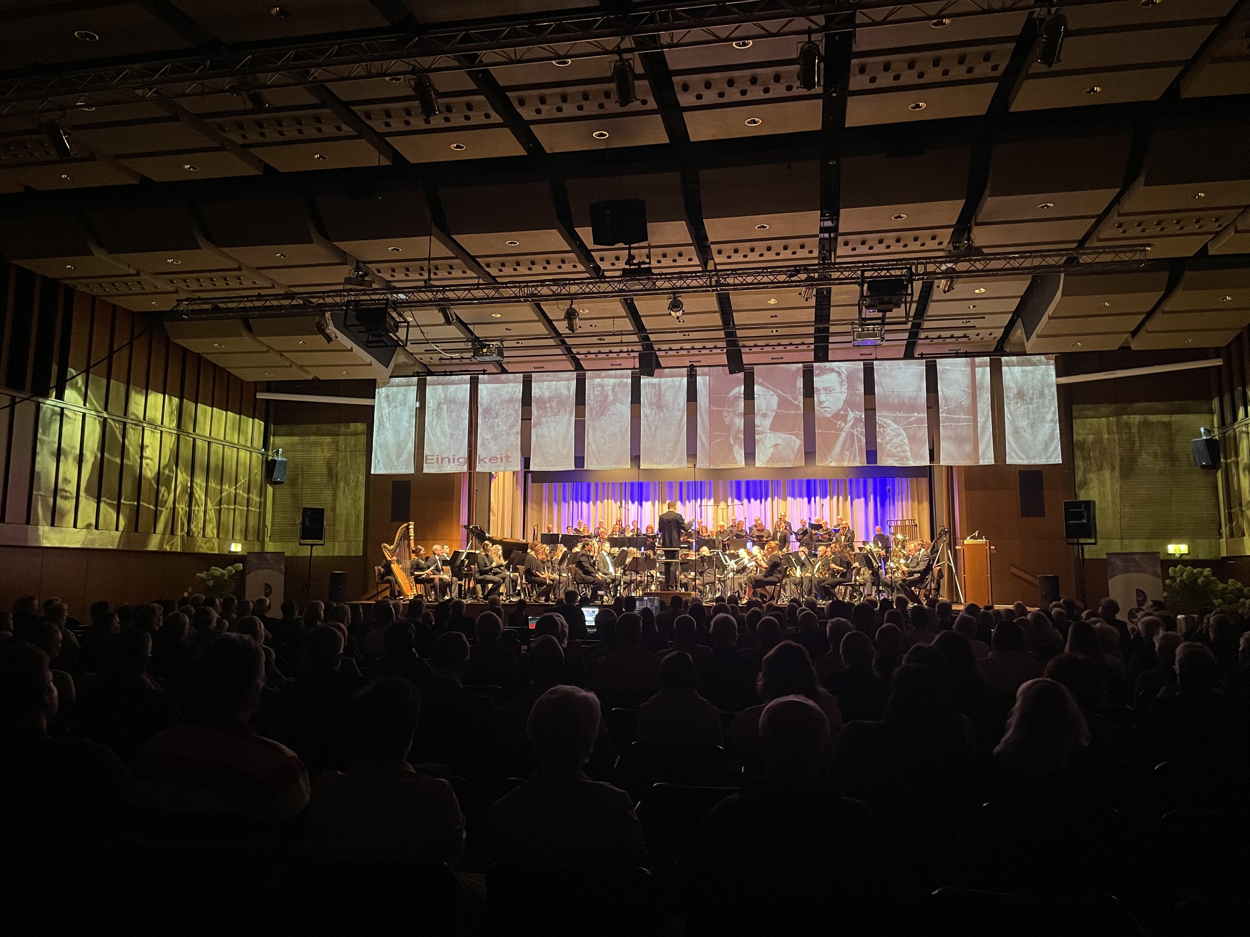 Das musikalische Highlight des Festaktes zum Tag der Deutschen Einheit am 3. Oktober 2023 in Borken war das Werk „Wir sind das Volk – eine Freiheitssinfonie“, welches das Kreisorchester Borken gemeinsam mit einem Projektchor in der Stadthalle Vennehof präsentierte.